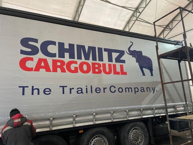 Нанесение логотипа на тент полуприцепа Нанесение логотипа на тент полуприцепа