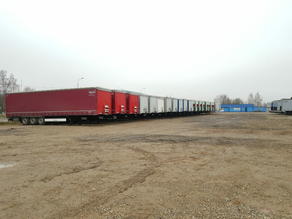 стоянка техники триера полуприцепы тягачи