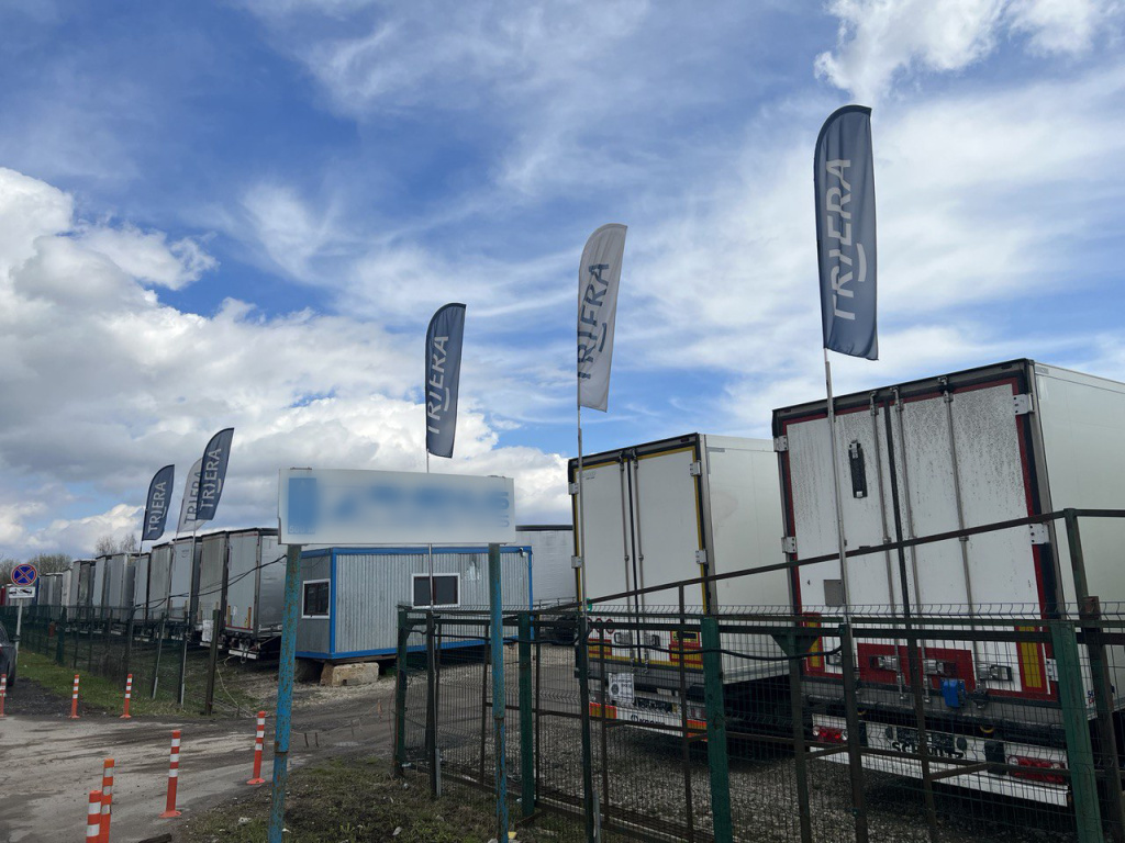 стоянка техники триера полуприцепы тягачи