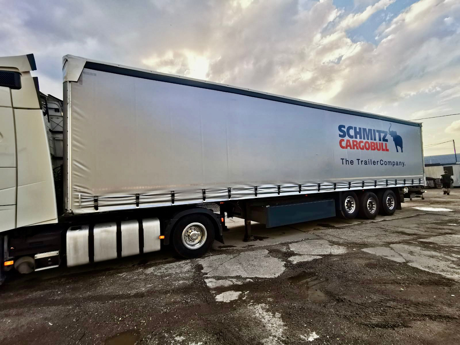 Нанесение логотипа на тент полуприцепа