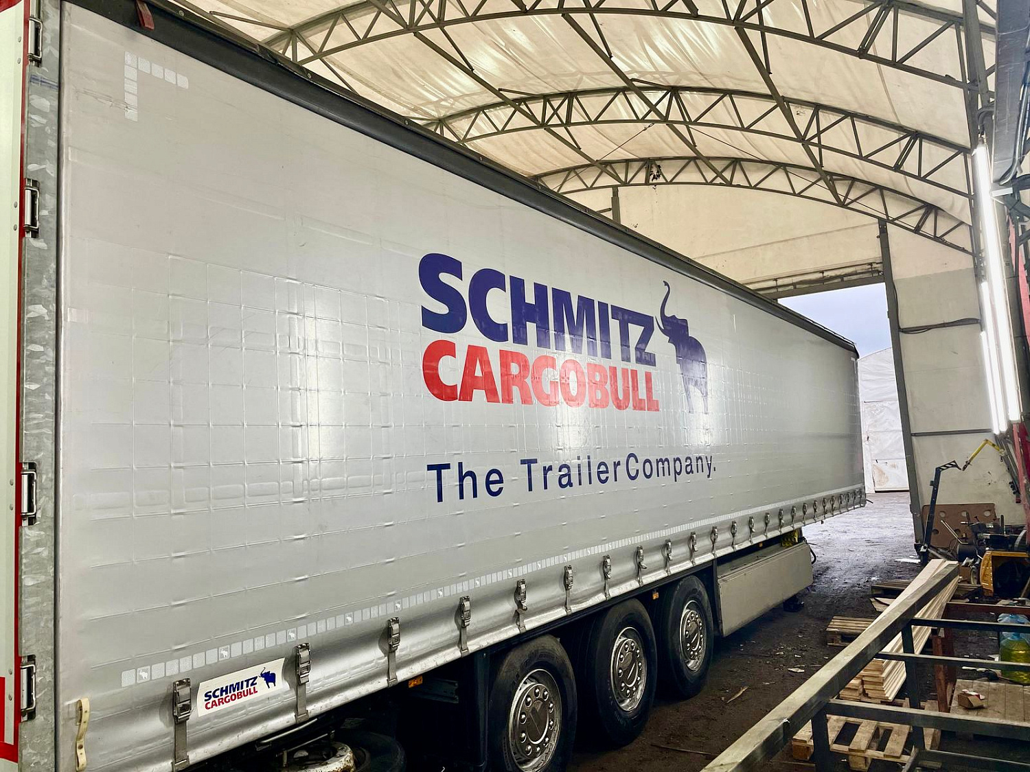 Нанесение логотипа на тент полуприцепа