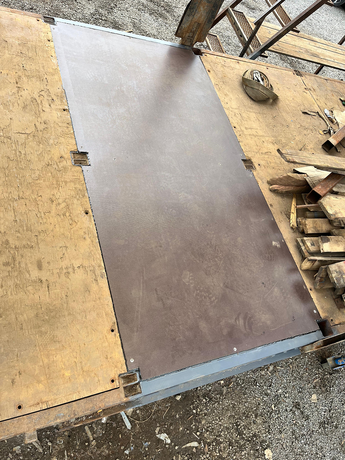 Ремонт и замена полов на полуприцепах и одиночных грузовиках. Ремонт и замена полов на полуприцепах и одиночных грузовиках.